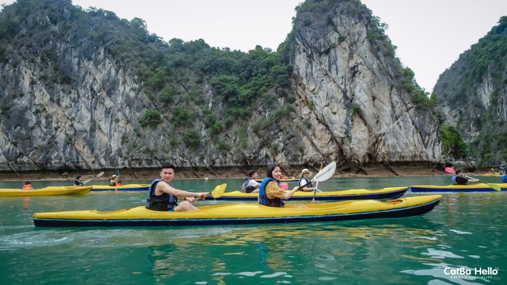 Chèo Kayak vịnh Lan Hạ